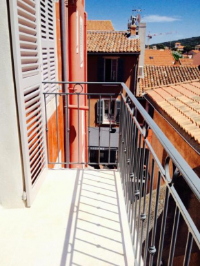 Un balcon dans les rues piétonnes